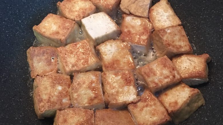 香矛椒盐豆腐,用适量油将豆腐煎的到表皮酥香，即可起锅并将油沥出，