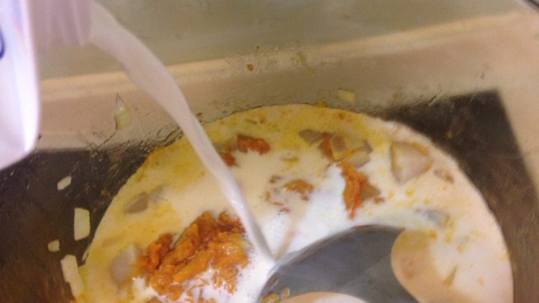 干貝南瓜濃湯,稍微拌炒加入700毫升鮮奶,覺得湯汁不夠,或者不要這麼濃郁,可以加入滾水調整濃淡沒問題