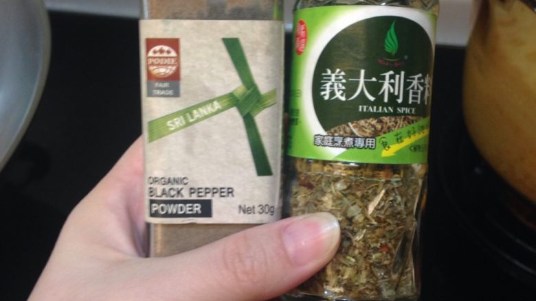 干貝南瓜濃湯,接下來就是調味,加入適量的鹽巴,少許黑胡椒和適量義大利香料,攪拌均勻