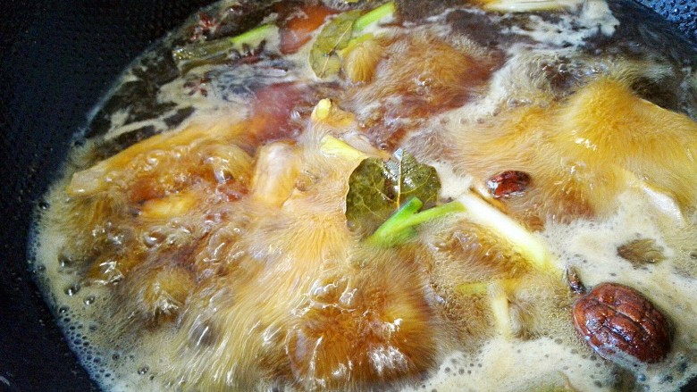 面包机版肉松,焯过水的肉块加入配料放入锅里。大火上煮开,小火煮60分钟。