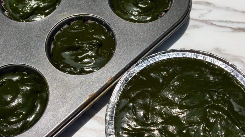 吃不胖的青汁蛋糕,剩下的糊糊覆盖满白巧克力即可,然后震动容器,把糊糊内的空气震出来,避免内部有气孔影响口感