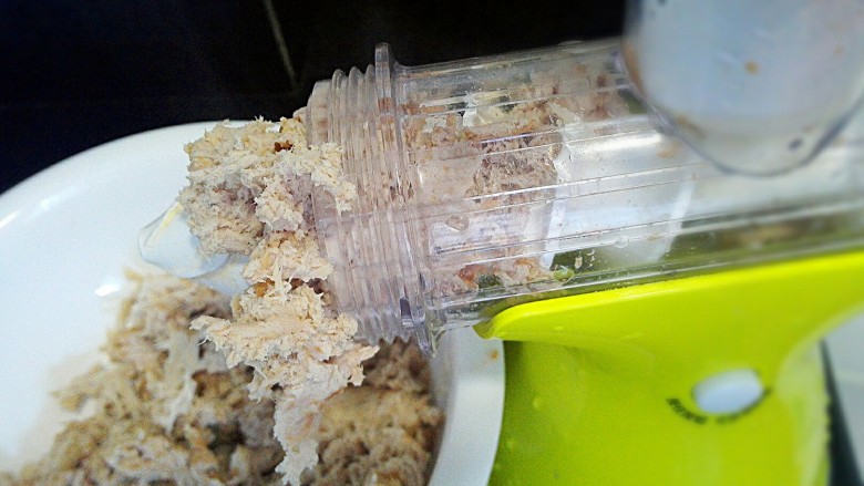面包机版肉松,把肉用果语机子摇2次,不要装头