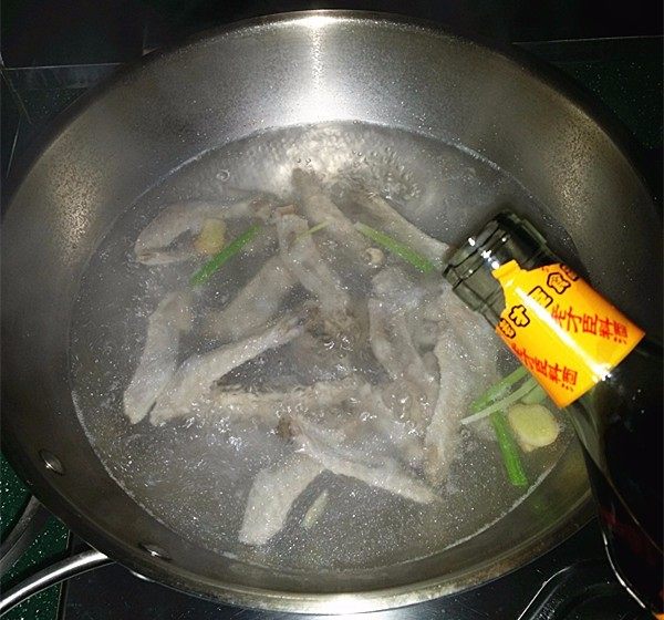 鸭翅尖山药木耳汤,煮开后滴入少许<a style='color:red;display:inline-block;' href='/shicai/ 718'>料酒</a>转小火继续