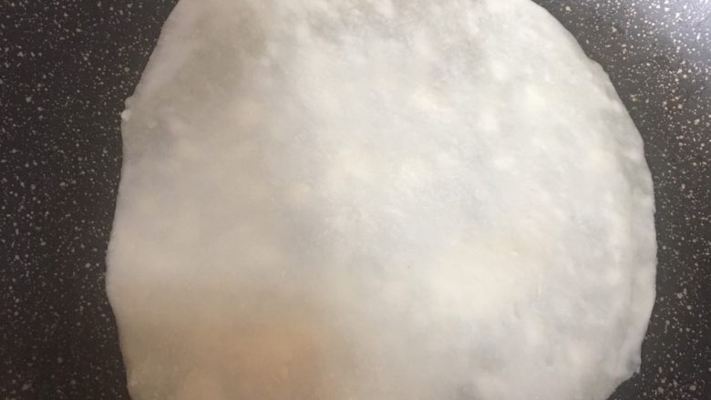 春饼,锅底刷一层油,放入面片,要小火慢慢烙