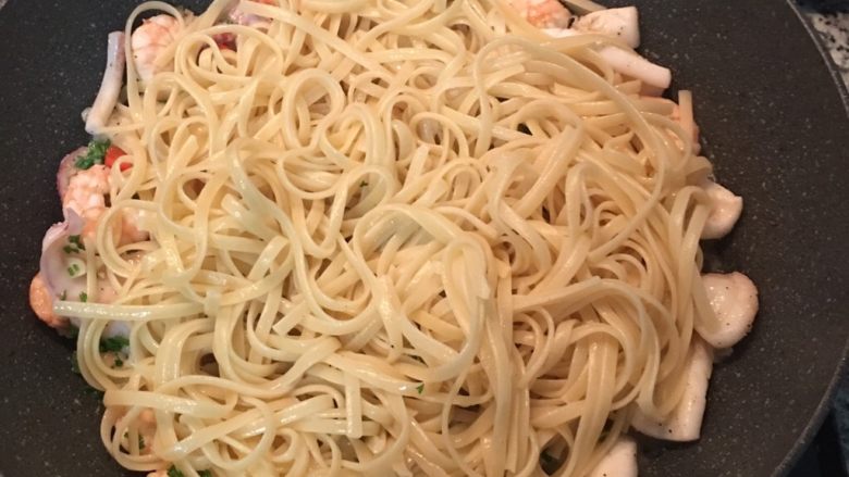 海鲜义大利面,加入义大利面拌炒,并试味道调整咸度。