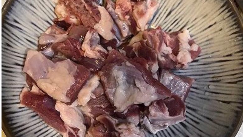 匈牙利炖牛肉—匈牙利妈妈的家常菜,牛肋条清水浸泡2小时,泡出血水,切块