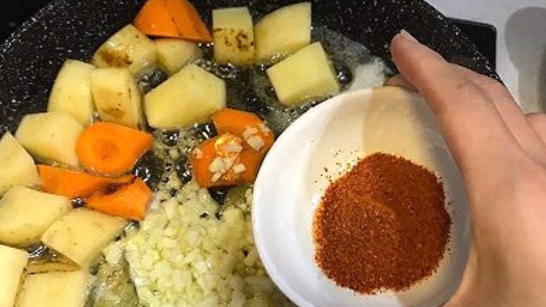 匈牙利炖牛肉—匈牙利妈妈的家常菜,加入paprika(甜椒粉)翻炒均匀