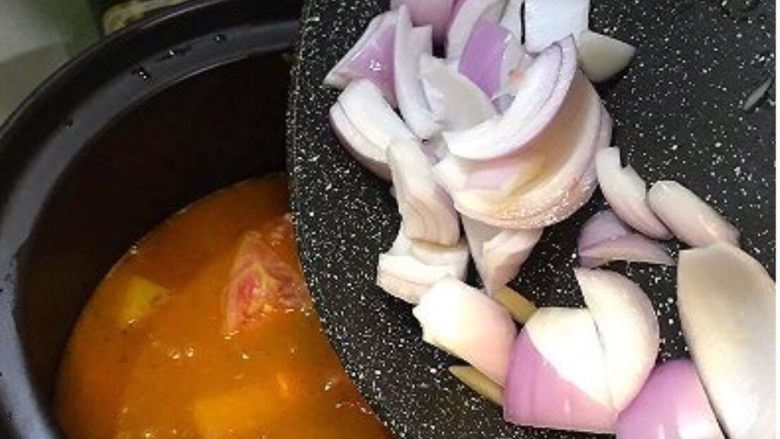 匈牙利炖牛肉—匈牙利妈妈的家常菜,加入翻炒过的洋葱,大火煮开后小火炖煮1小时
