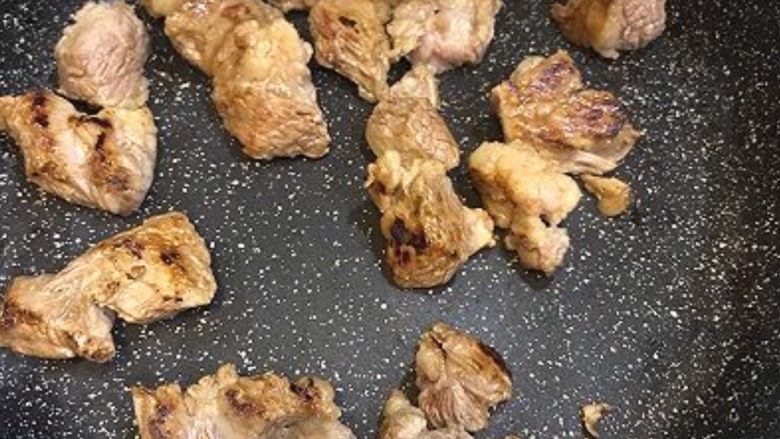 匈牙利炖牛肉—匈牙利妈妈的家常菜,将两面煎至金黄色出香气后,倒入砂锅中