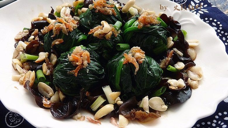 四宝菠菜圆子,排好菠菜(卷成圆子状)、木耳,淋下姜油料