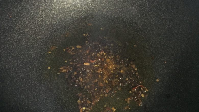 麻辣水煮鱼,加入辣椒和花椒粒,翻炒两下,出香味后关火