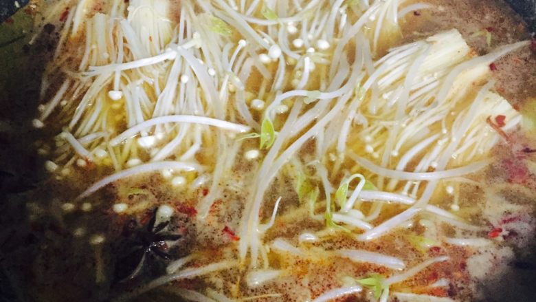 麻辣水煮鱼,加入准备好的金针菇和豆芽,继续煮沸