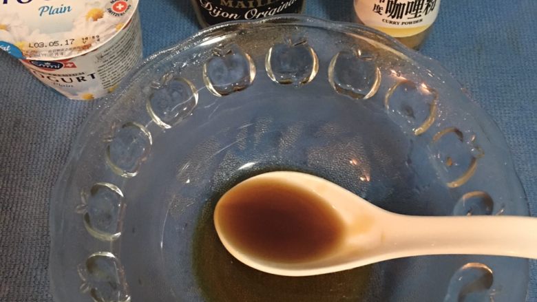 咖哩鸡胸溫沙拉佐咖哩优格沙拉酱,准备好沙拉酱的材料,