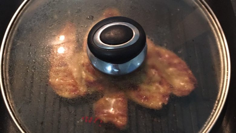 咖哩鸡胸溫沙拉佐咖哩优格沙拉酱,在鸡胸周围挤半颗柠檬汁,盖锅盖小火煎2-3分钟后关火焖1-2分钟,这样鸡胸嫩又多汁。