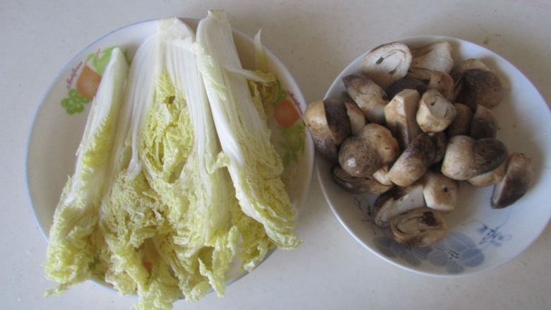 蚝油草菇扒娃娃菜,准备好原材料;