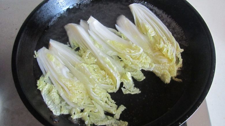 蚝油草菇扒娃娃菜,放入娃娃菜进去焯煮一下;