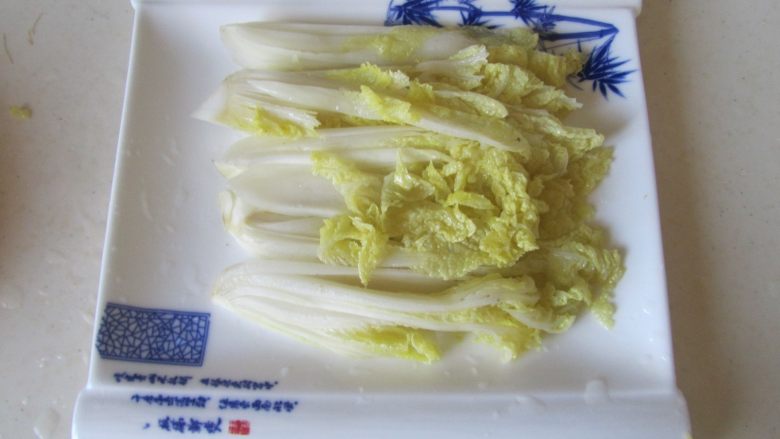 蚝油草菇扒娃娃菜,焯好的娃娃菜摆放在盘中;