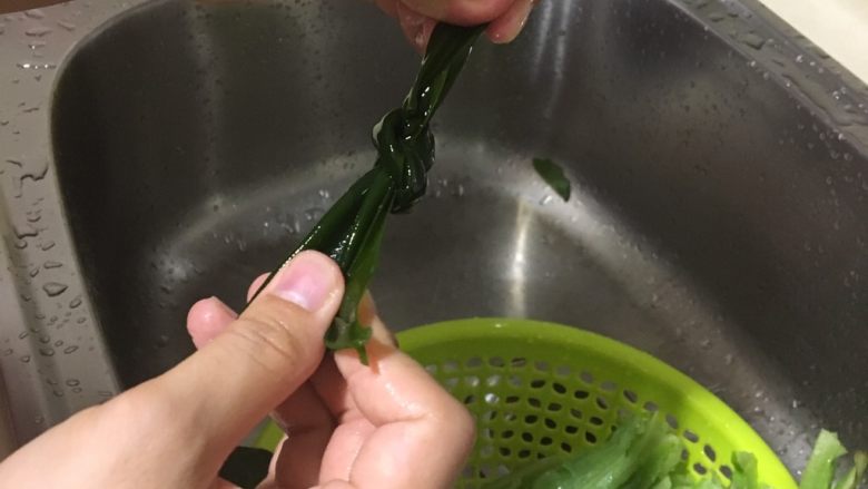海带排骨汤,这次用的是杂排,不影响口感,价格还便宜。(主要是去超市的时候太晚了…没排骨了)杂排洗净,<a style='color:red;display:inline-block;' href='/shicai/ 277'>海带</a>提前一小时泡发好,反复冲洗,要不然会非常咸。