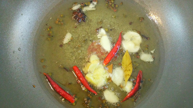 香炸金蝉子,把所有香料放进锅里,小火煸出香味。