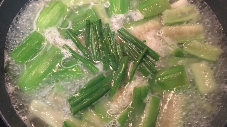 丝瓜面线汤,面线用水洗去咸度后放入煮软,试汤头并调整,放入葱青段和少许<a style='color:red;display:inline-block;' href='/shicai/ 847'>香油</a>即可。