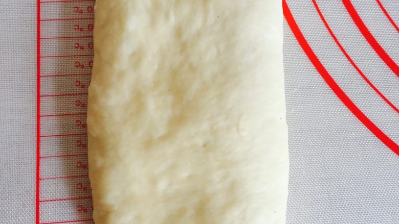 养乐多吐司,重复上一步  拍出空气擀成牛舌状