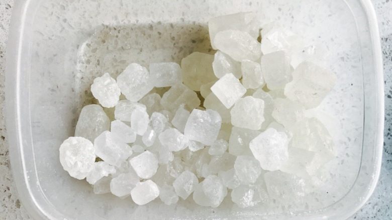 自制水果果冻,加入适量冰糖到锅里,开始加热至沸腾
