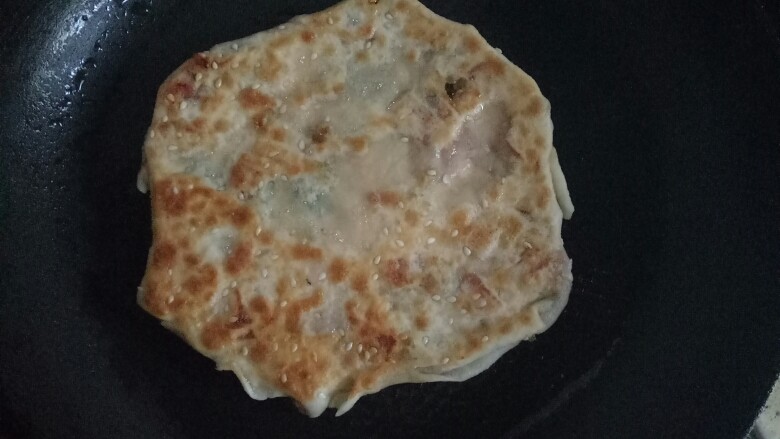 千层饼,放一点油,煎至两面金黄
