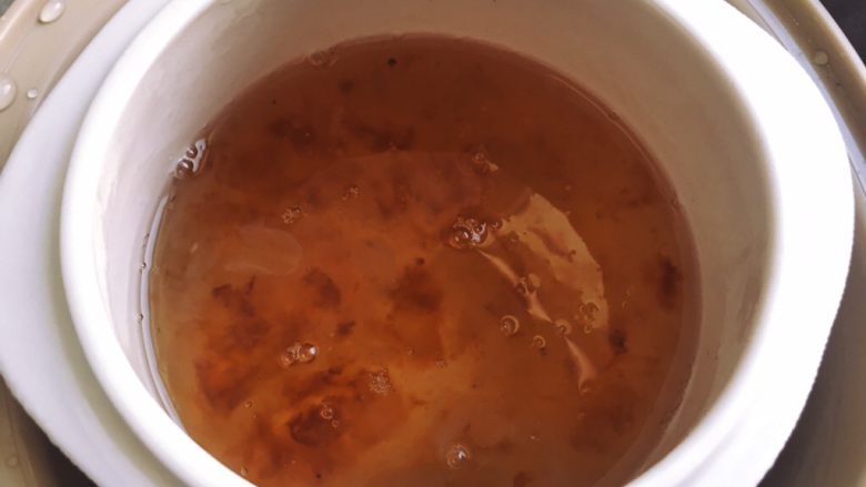 琥珀燕窝新食,然后我们把桃胶和皂角米放入隔水炖锅里