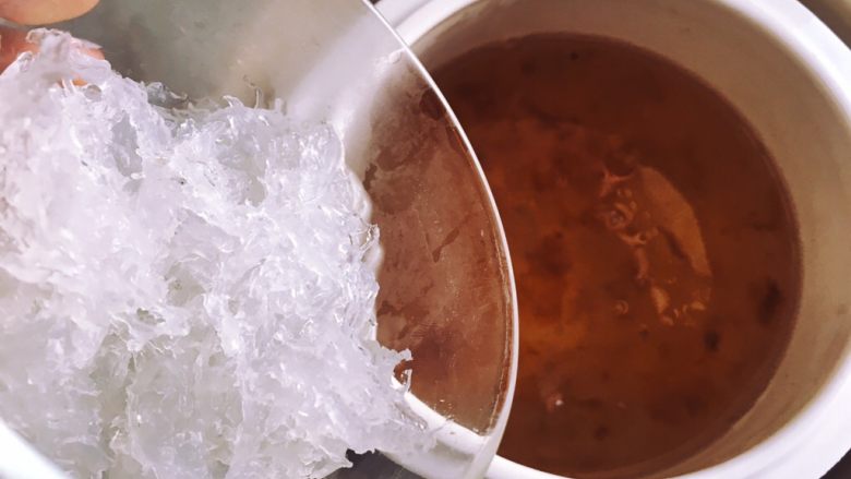 琥珀燕窝新食,桃胶皂角米炖40分钟后放入燕窝和冰糖,炖30分钟,准备出锅!准备好你们漂亮的透明杯子了吗?