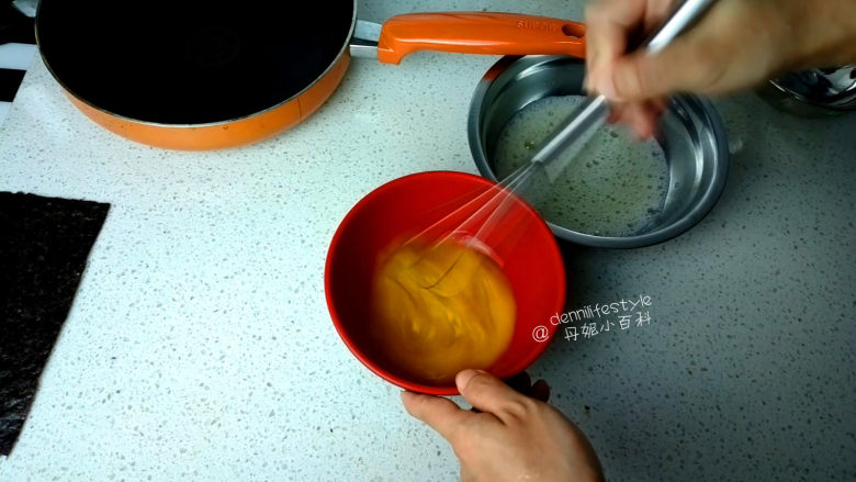 海苔双色蛋卷,在另一个碗中<a style='color:red;display:inline-block;' href='/shicai/ 15'>蛋黄</a>加盐打匀 (如果害怕腥味可以加一点点白胡椒)