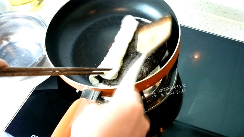 海苔双色蛋卷,趁蛋清表面未凝固时,放入海苔, 将蛋清卷起后,移到锅的一侧