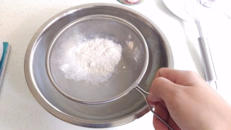 荔枝甜酒蛋糕,分3次筛入低粉,搅拌均匀,用“N”或者\\\\\\\"Z“的方式搅拌,不要画圈圈,面粉会起筋。