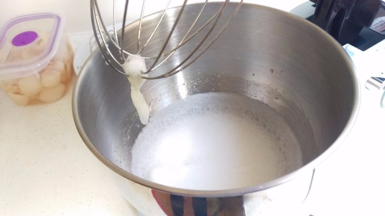 荔枝甜酒蛋糕,准备打蛋白,加入几滴白醋。用中高速度打出大气泡后,加入1/3<a style='color:red;display:inline-block;' href='/shicai/ 10588'>糖</a>。再用中高速度打。