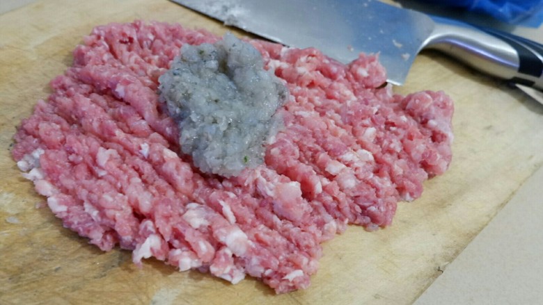 西葫芦鲜虾猪肉饺,猪肉最好肥瘦二八比例为宜,也可三七。根据个人口味可做简单调整,但是全瘦并不太合适,会不够香。猪肉剁碎,跟剁好的虾肉混合,搅打上劲。