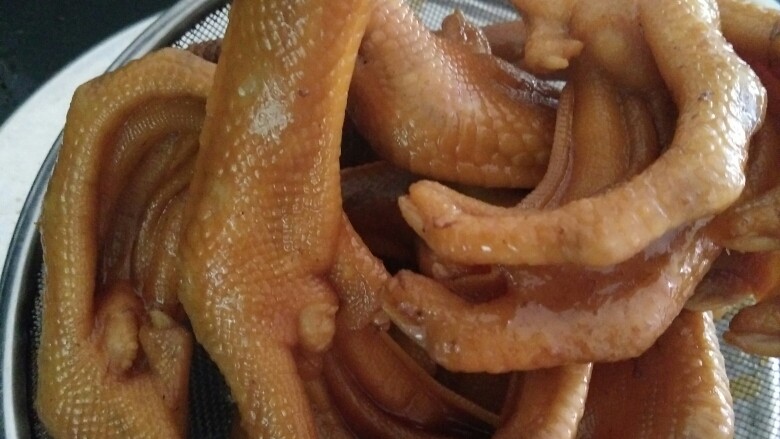卤盐焗香辣鸭爪,卤好的鸭爪颜色非常好看,味道也好看,简单易做。