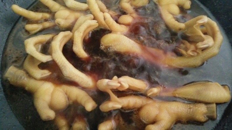 卤盐焗香辣鸭爪,全部调味料加水煮开放鸭爪下去卤,煮开了然后慢慢煮,煮的时间越长颜色越好看,鸭爪卤的时间要久一点,要不咬不动。