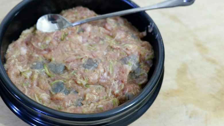 西葫芦鲜虾猪肉饺,然后加适量花椒粉,生抽,盐,少许料酒,一个鸡蛋清,之前炸好的虾油,香油,拌匀即可成馅儿进行包制。如果肉上劲儿到位,这个馅儿做云吞馅儿也是很合适的。