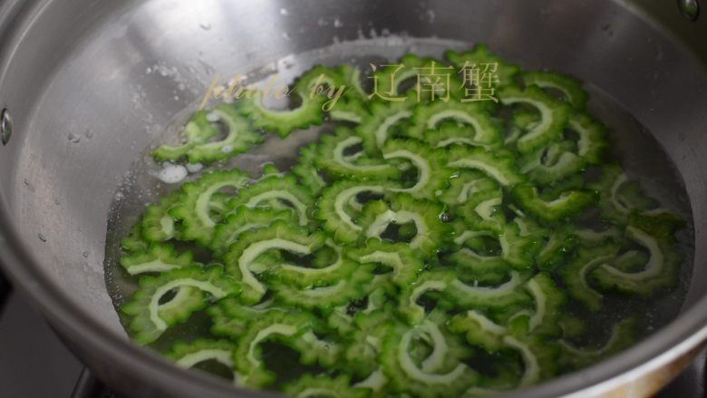 枸杞冰苦瓜,下锅焯水，不要太久，烫下就好了。