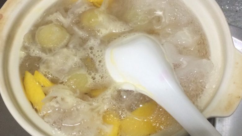 黄桃葡萄枸杞银耳糖水
,煮银耳约40分钟后加入黄桃，葡萄，煮20分钟，再加入枸杞
