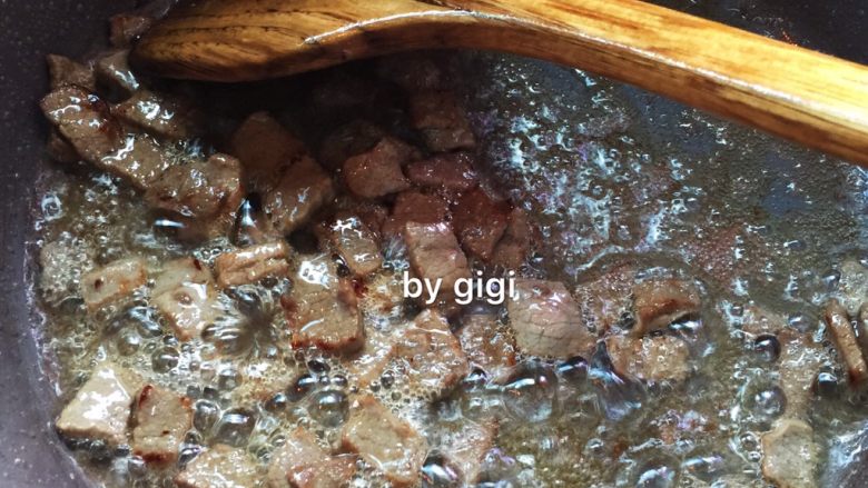 羅宋湯通粉,準備1個大湯鍋 熱油 把牛肉炒至金黃色