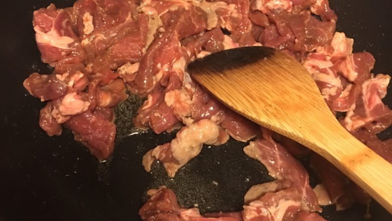 小炒肉,油锅烧热,把肉倒进去翻炒,变色以后加入尖椒和蒜,再翻炒一会儿加入青红椒,继续翻炒