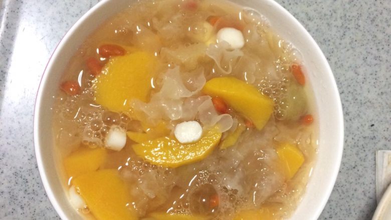 黄桃葡萄枸杞银耳糖水

