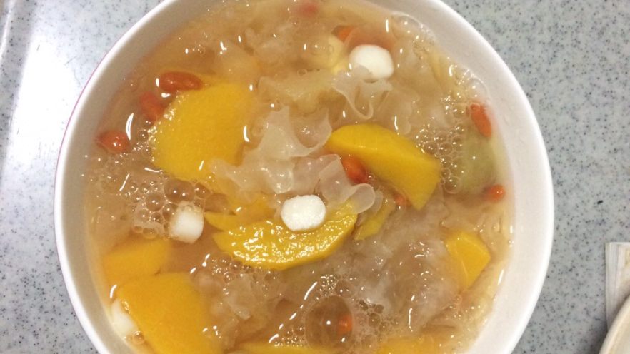 黄桃葡萄枸杞银耳糖水
