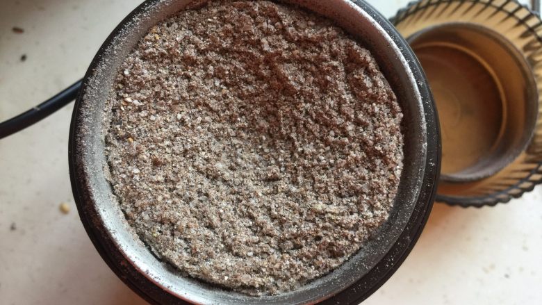 糙米红糖刀切馒头,搅打成糙米粉,用筛子过滤了一下