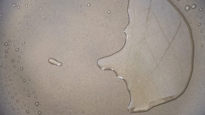 南瓜饼,锅里放油.等锅里的油热起来在放南瓜糊