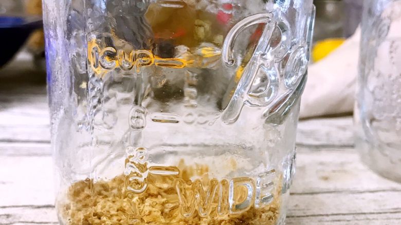 坚果草莓酸奶慕斯-午后甜品少女心,取一个自己喜欢的玻璃瓶子或容器,底部平铺麦片饼干碎