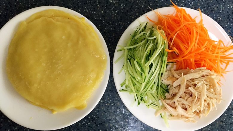三丝卷,食材处理:
1)面粉加水搅拌均匀,停放20分钟左右等面粉沉淀后,把多余的水倒掉,放入一个鸡蛋搅拌均匀,放入锅中煎成蛋皮。
2)鸡胸肉洗干净,抹上一点盐,腌制15分钟左右,在蒸熟或煮熟,撕碎。
3)青瓜洗干净切丝。
4)胡萝卜洗干净去皮切丝。
5)<a style='color:red;display:inline-block;' href='/shicai/ 3438'>圣女果</a>洗干净对半切开。