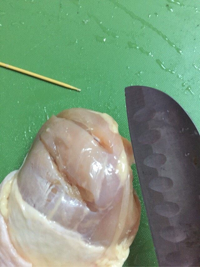 奥尔良烤鸡腿,用刀在鸡腿上切两三刀