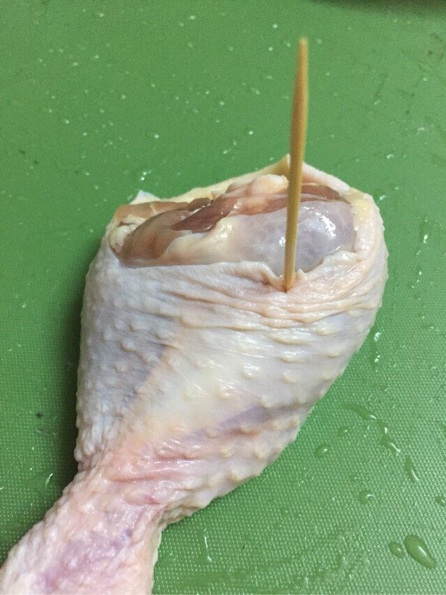 奥尔良烤鸡腿,用牙签在鸡腿上扎些洞。