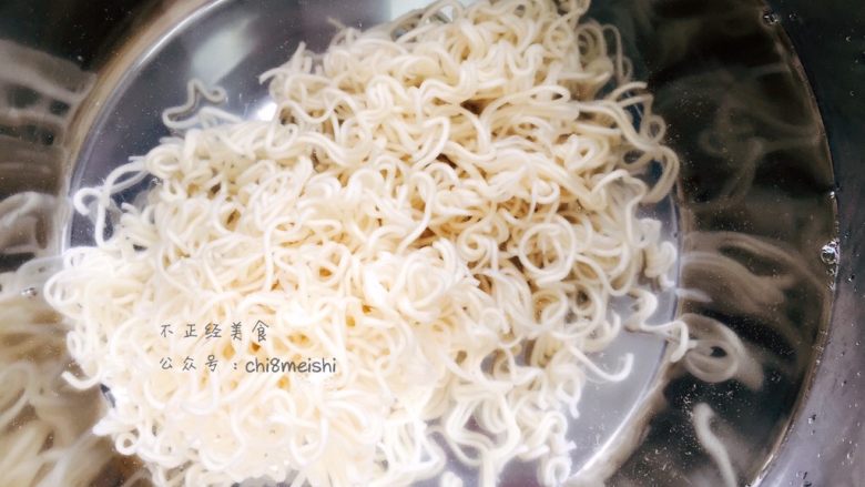 肉丝炒面,面饼断生后迅速捞出放入凉水中,这样能让面条更有韧性